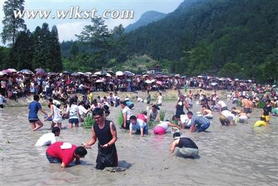 赵家垂钓现场“浑水摸鱼”